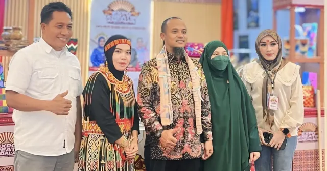 Gubernur Sulsel Kunjungi Stand Sinjai, Apresiasi Kerajinan Kayu Pakis dan Lontara di Expo Kreatif Dekranasda 2025
