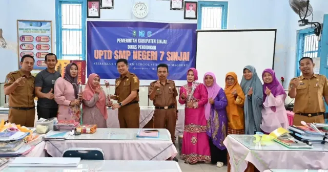 Langkah Kecil, Arti Besar: Irwan Suaib Sambangi Guru dengan Mawar di Hari Guru Nasional