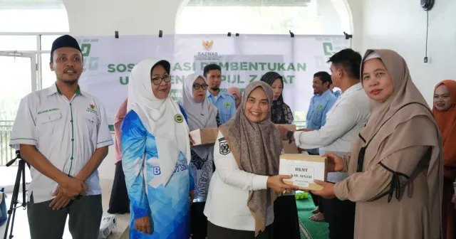 Sinergi Pemerintah dan BKMT, Bupati Ratnawati Serahkan Bantuan Al-Qur’an di Sinjai Timur