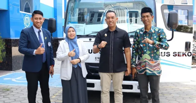 Dukung Pendidikan, Wabup Sinjai Serahkan Bantuan Bus Operasional Kemenhub ke UIAD Sinjai