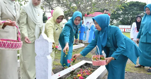 PHI ke-97 dan HKG PKK ke-53, Ketua TP-PKK Ajak para Ibu Ziarah ke TMP Mangottong