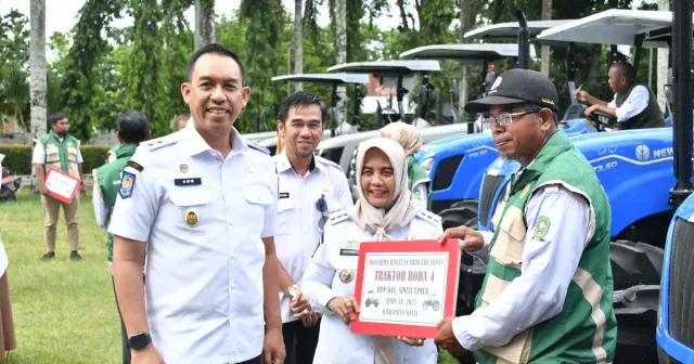 Dorong Produktivitas Pertanian, Bupati Sinjai dan Wabup Serahkan Bantuan Traktor Kementan RI