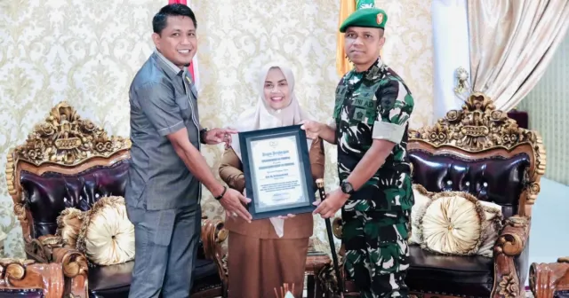 Bupati Sinjai Terima Piagam Penghargaan dari Danrem 141/Toddopuli