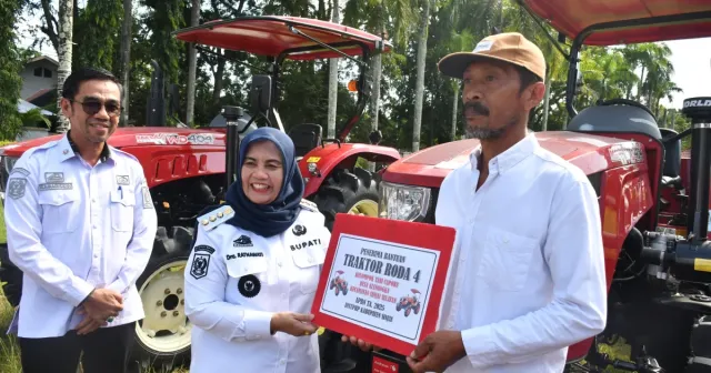 Komitmen Nyata Pemkab Sinjai, Bupati Ratnawati Serahkan Bantuan Traktor dan Sarana Pertanian