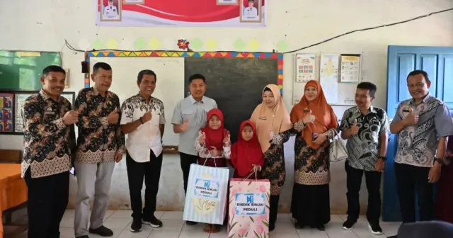 Turun Langsung, Kadisdik Sinjai Serahkan Bantuan Sekolah ke Anak Pasutri Kurang Mampu