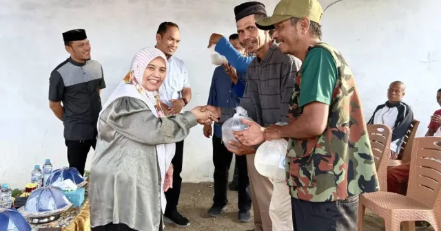 Bupati Ratnawati Serahkan 1,2 Juta Benur Udang Windu untuk Pembudidaya di Sinjai