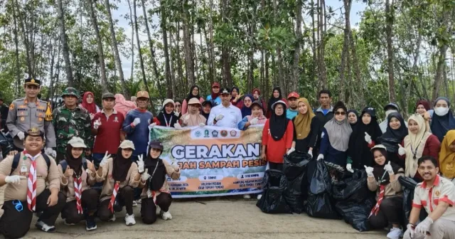 Perangi Sampah, Wabup Sinjai Kobarkan Semangat "Tante Lisa" di Tongke-Tongke