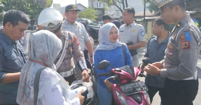 Sinergi Lintas Instansi, Forum LLAJ Sinjai Gencarkan Edukasi dan Pembagian Helm