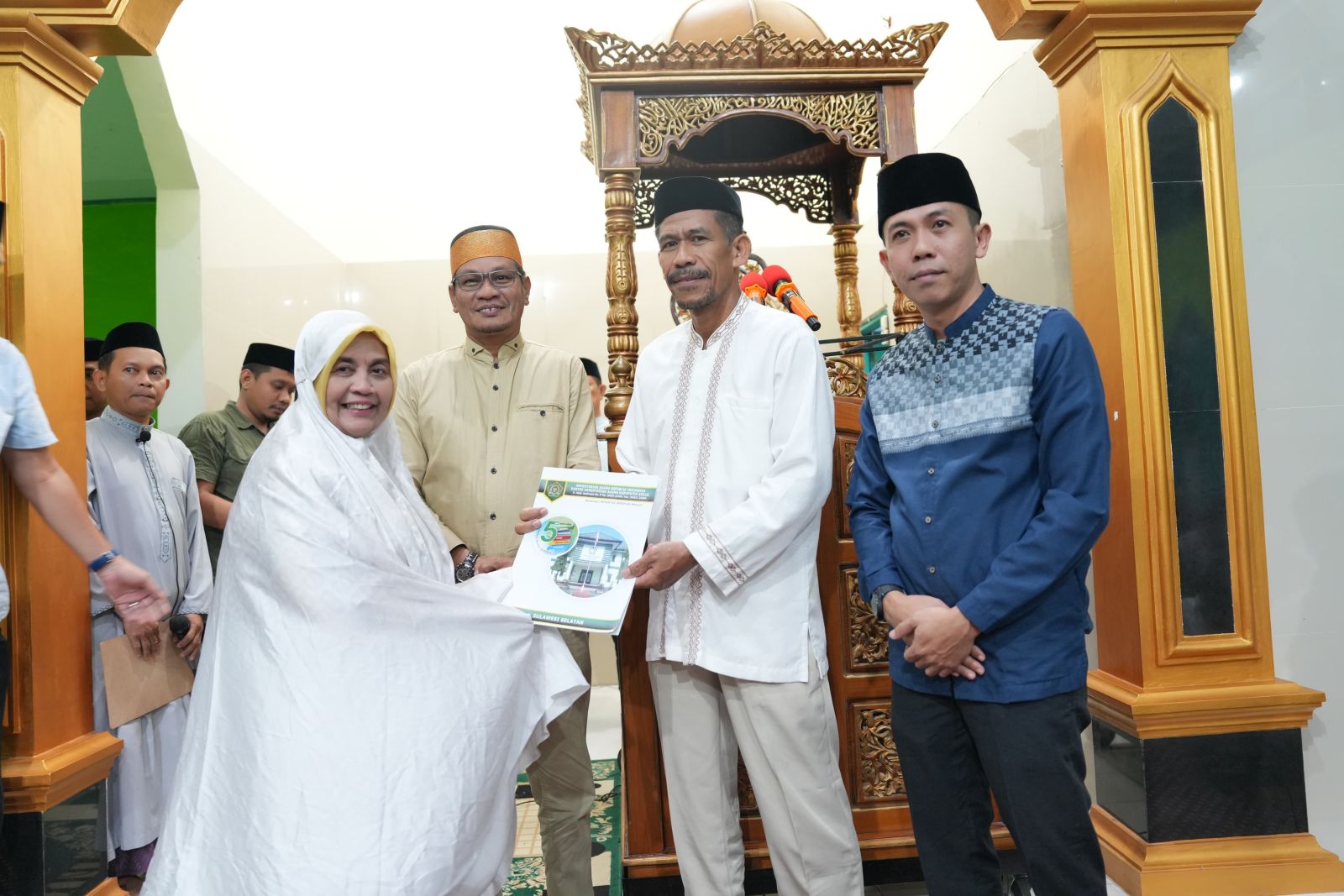 Safari Ramadan di Sinjai Selatan, Bupati Ratnawati Serahkan Bantuan Keagamaan dan Ajak Perkuat Sinergi