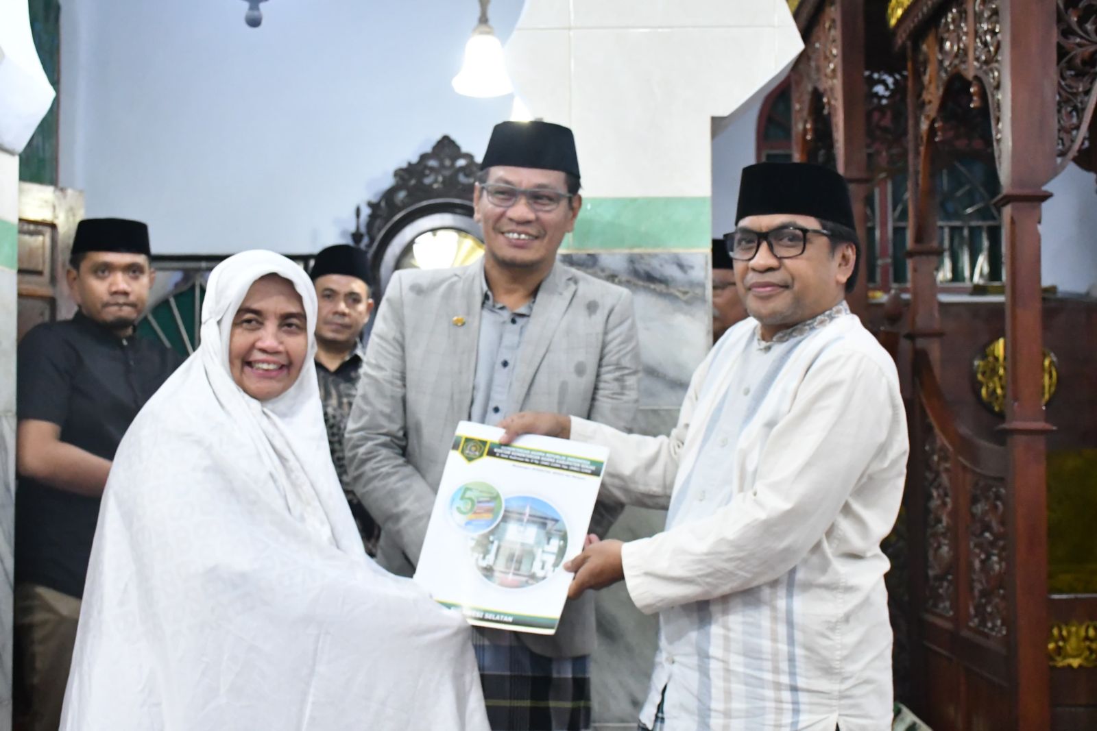 Safari Ramadan di Sinjai Utara: Bupati Ratnawati Serahkan Bantuan dan Ajak Masyarakat Sukseskan Renovasi Masjid Agung