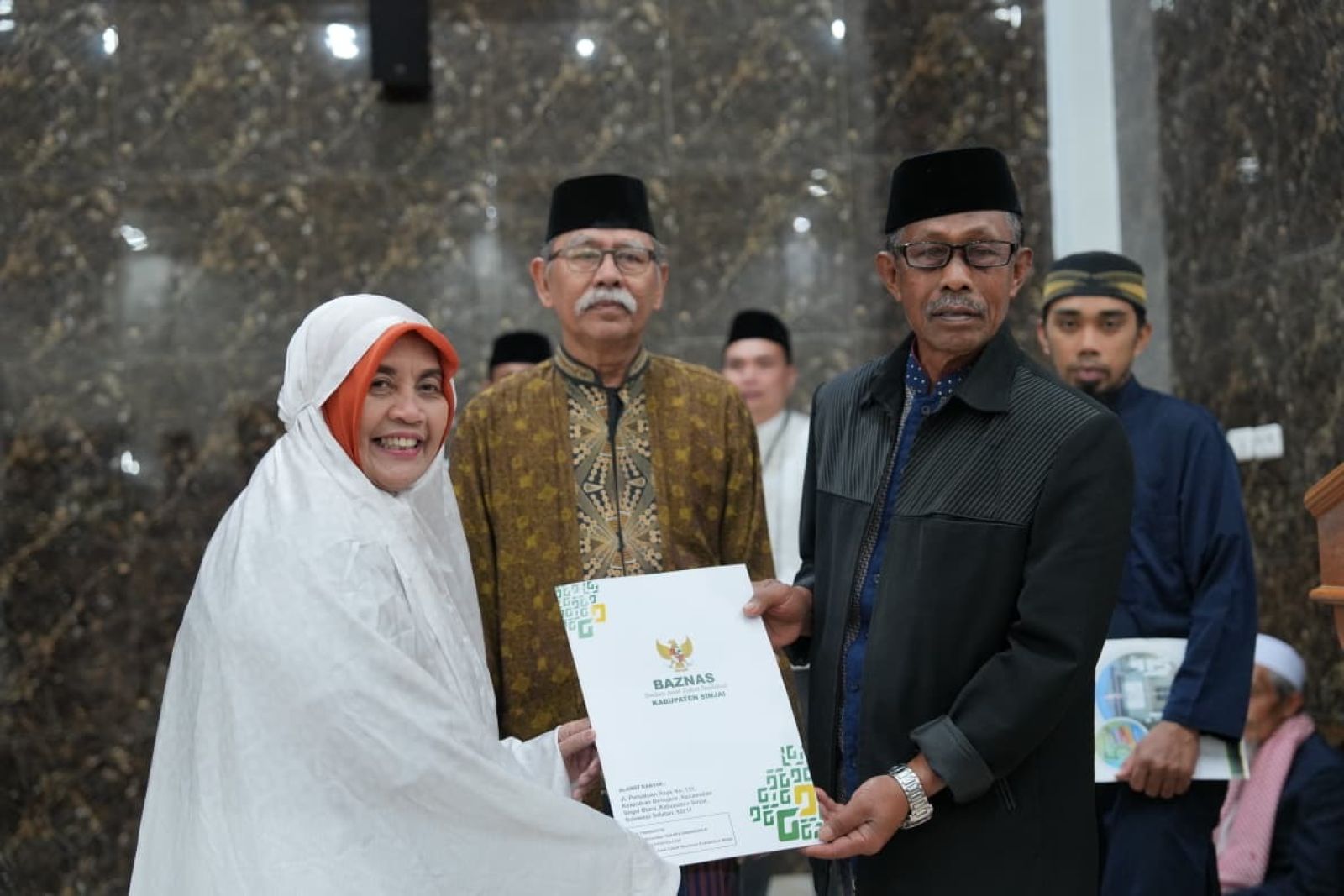 Safari Ramadan di Sinjai Barat, Bupati Serahkan Bantuan untuk Pengembangan Masjid Besar Ikhwanusshafa