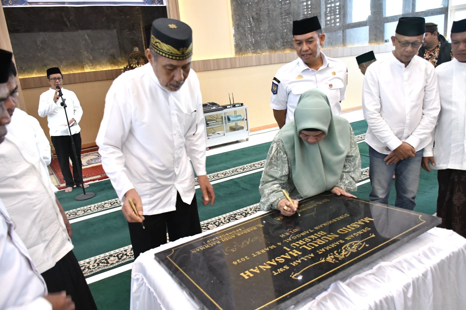 Didampingi Wabup, Bupati Ratnawati Resmikan Masjid Nurul Hasanah Bikeru I Sinjai Selatan