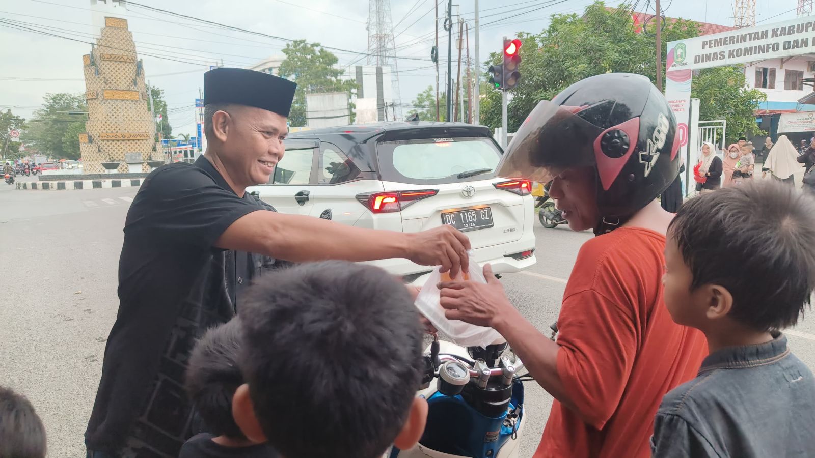 Pererat Silaturahmi, Diskominfo Sinjai dan DWP Bagikan Takjil ke Pengendara dan Gelar Buka Puasa Bersama