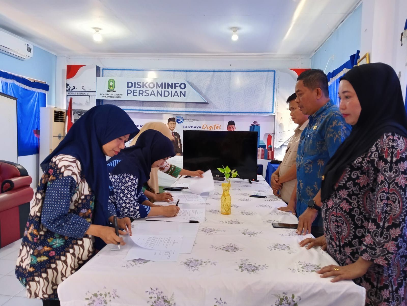 Penandatangan Perjanjian Kinerja Diskominfo dan Persandjan Sinjai, Kadis Harap Target 2026 Tercapai