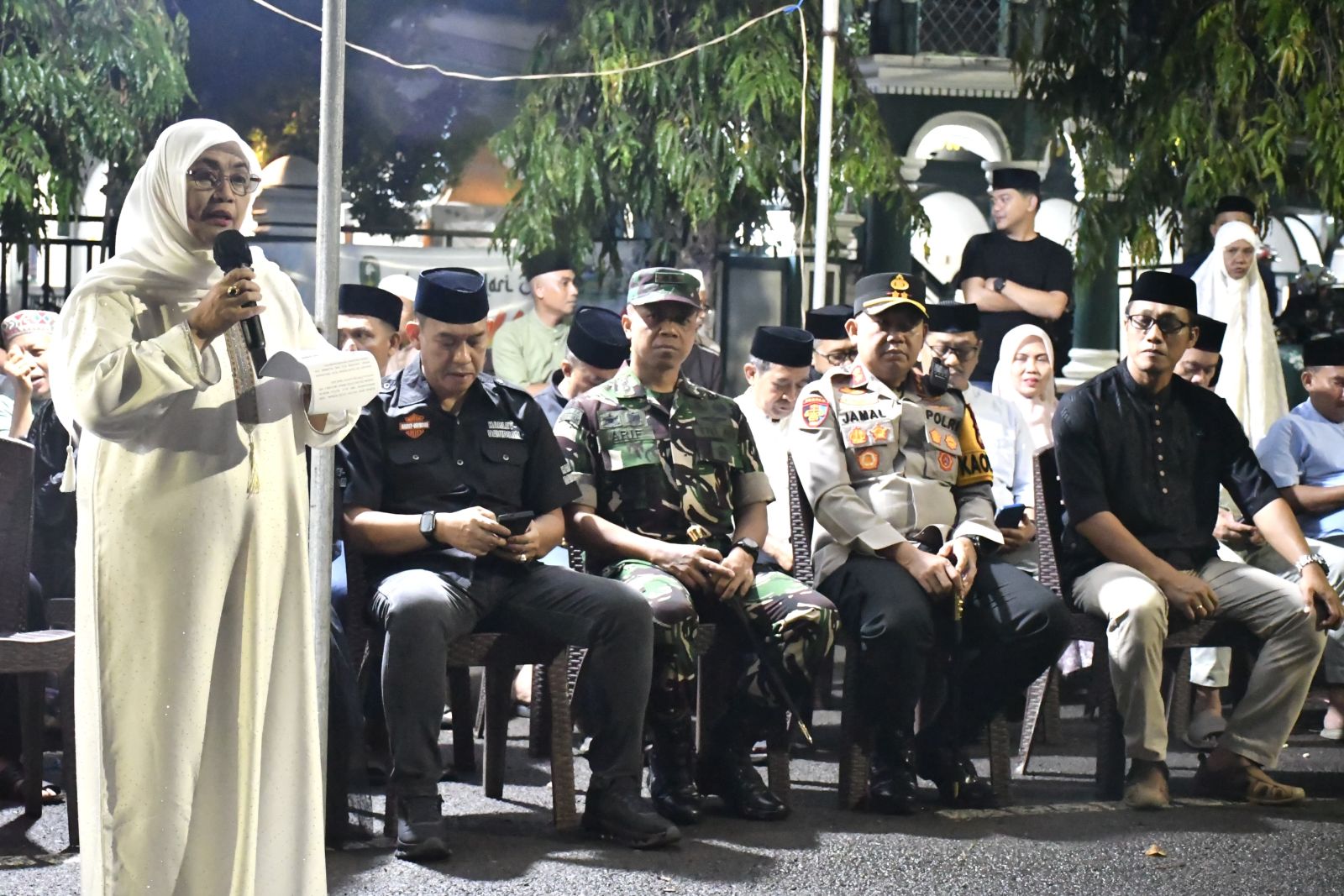 Bupati Ratnawati Lepas Peserta Takbir Keliling di Depan Masjid Agung Nujumul Ijtihad