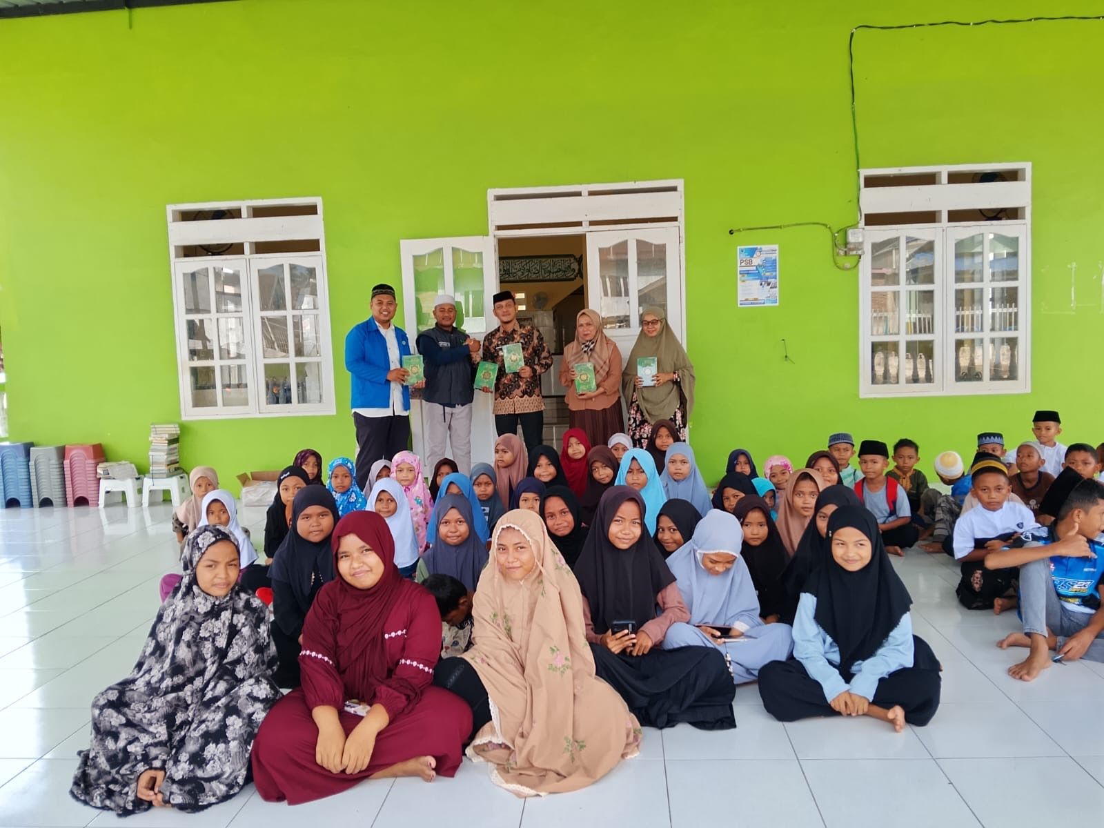 Dipimpin Langsung Camat, Ratusan Santri TK/TPA di Sinjai Utara Terima Bantuan Al-Qur’an