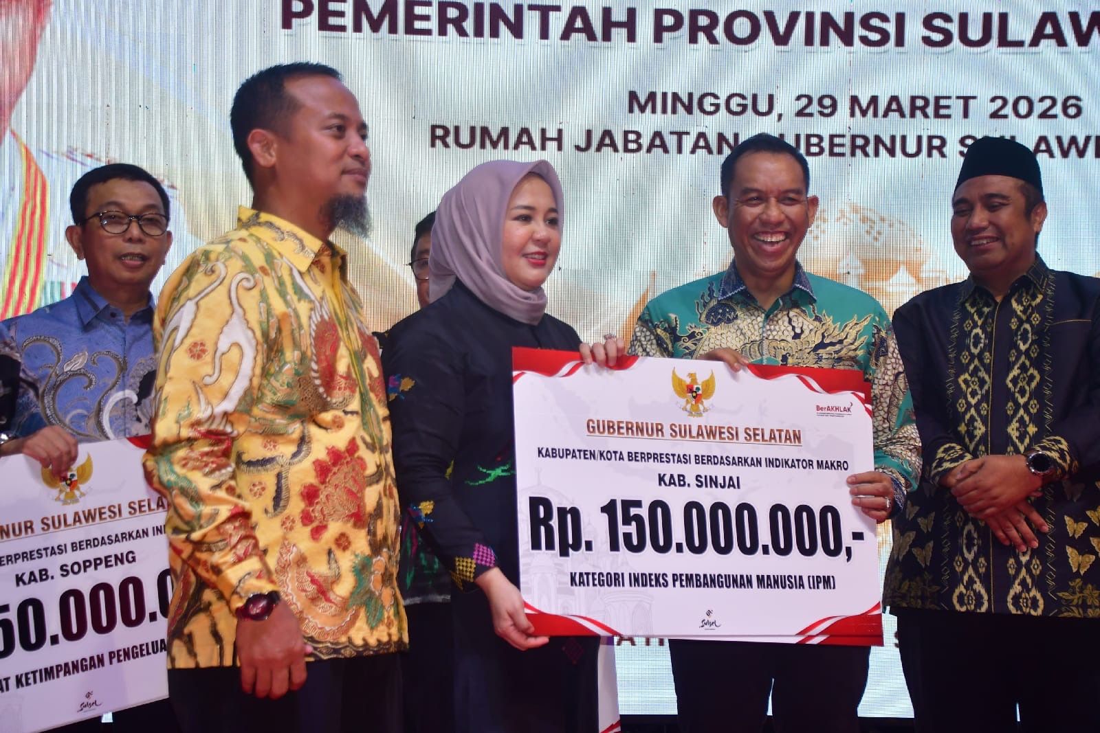 Diterima oleh Wakil Bupati, Pemkab Sinjai Raih Penghargaan IPM dan TPAK