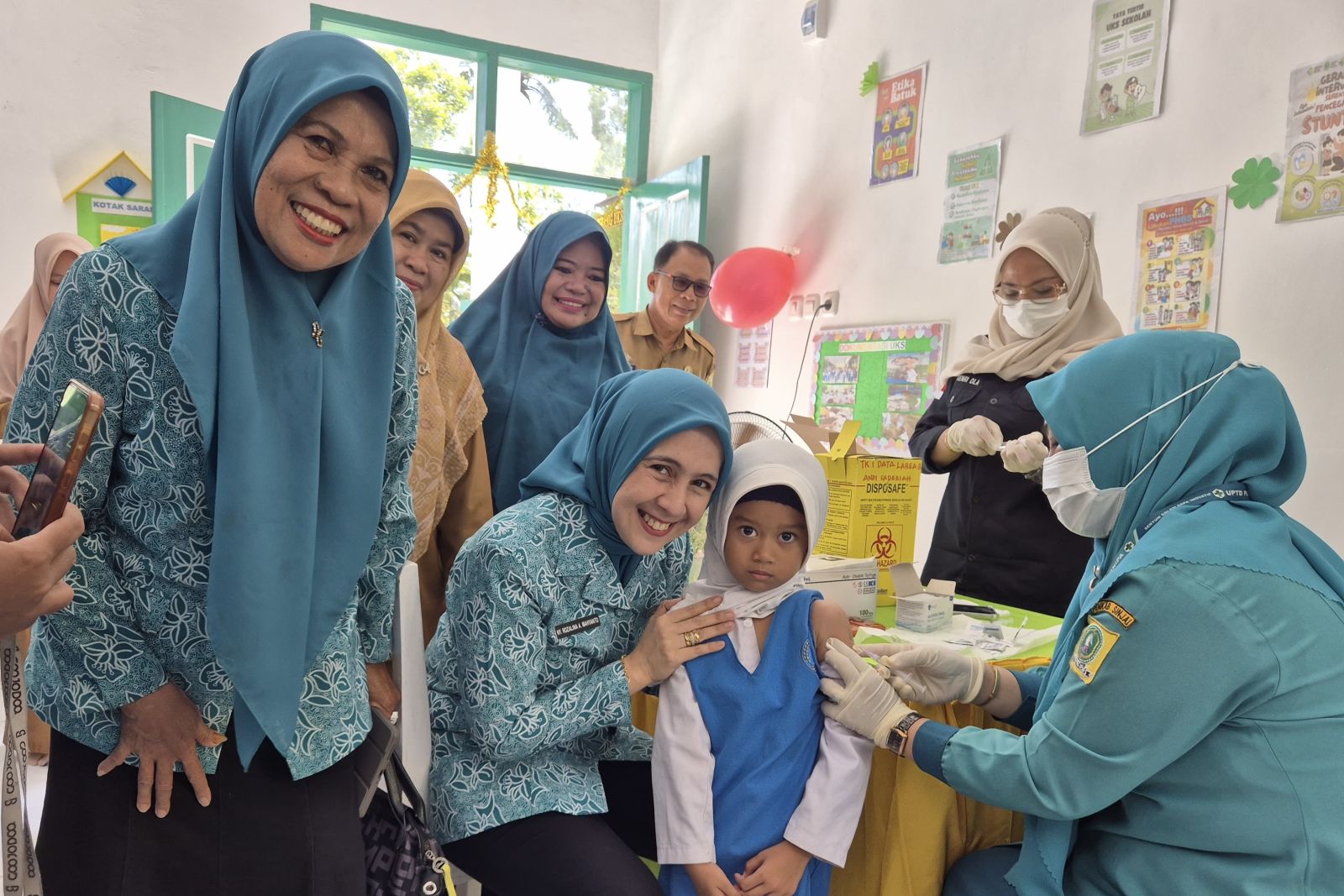 Pantau Langsung Imunisasi Campak di TK Pembina, Ketua TP-PKK Sinjai Edukasi Pentingnya Imunisasi Campak