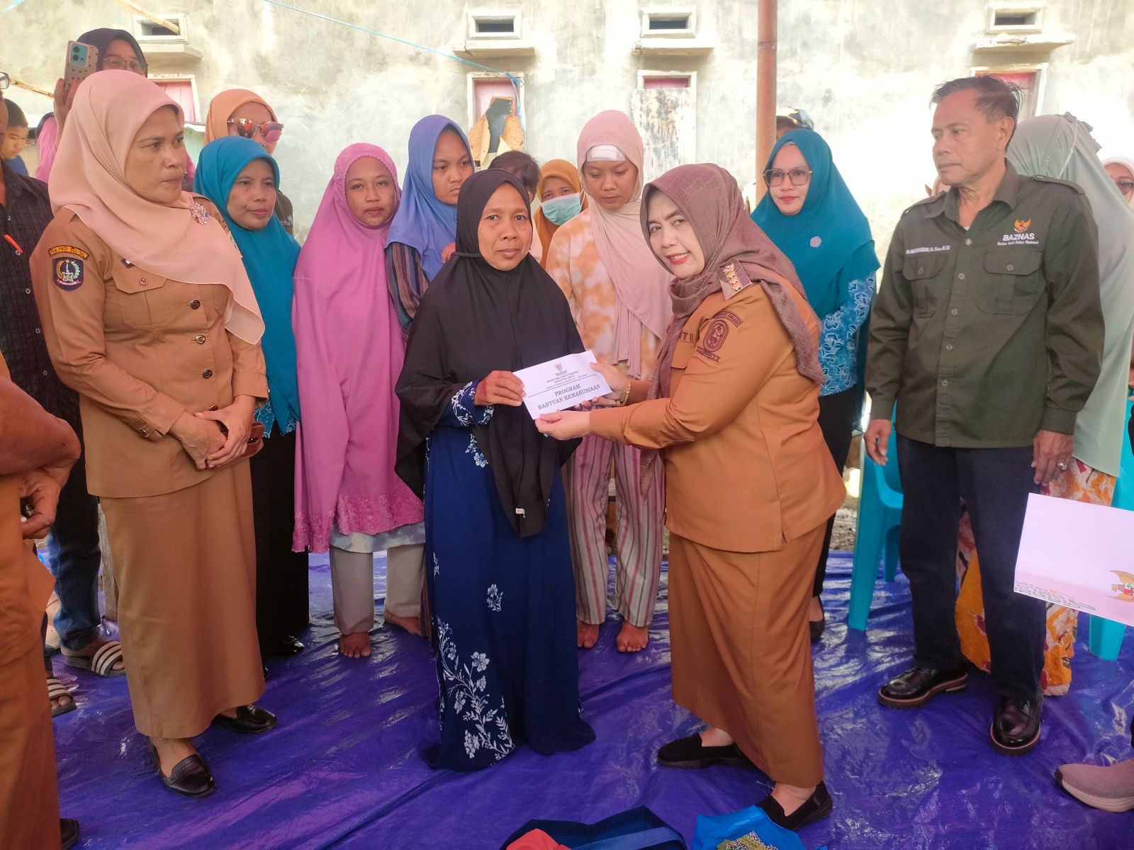 Sambangi Korban Kebakaran di Lappa, Bupati Ratnawati Salurkan Bantuan dan Berikan Penguatan Moril