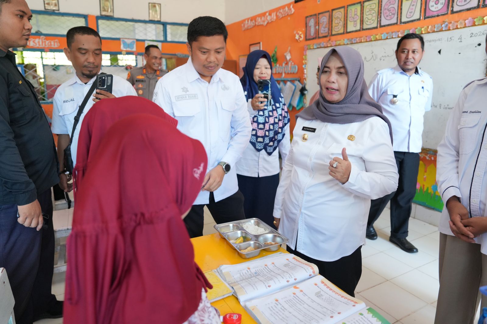 Bupati Ratnawati Pantau SPPG dan Sekolah Penerima MBG, Pastikan Kualitasnya Sesuai Standar BGN