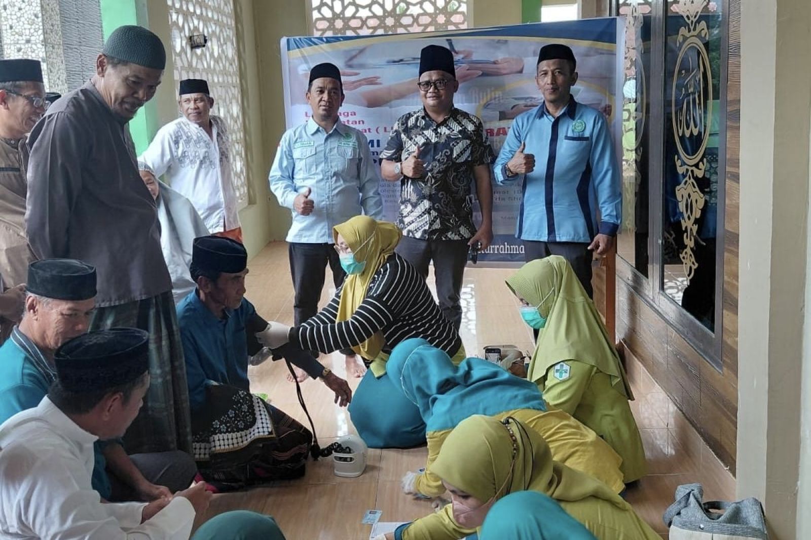 Kolaborasi BKPRMI dan Puskesmas Aska, Puluhan Warga Jalani Cek Kesehatan Gratis