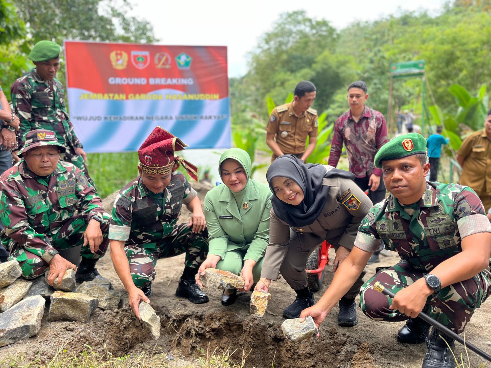 Didampingi Bupati, Pangdam XIV/Hasanuddin Letakkan Batu Pertama Pembangunan Jembatan Gantung di Sinjai Selatan