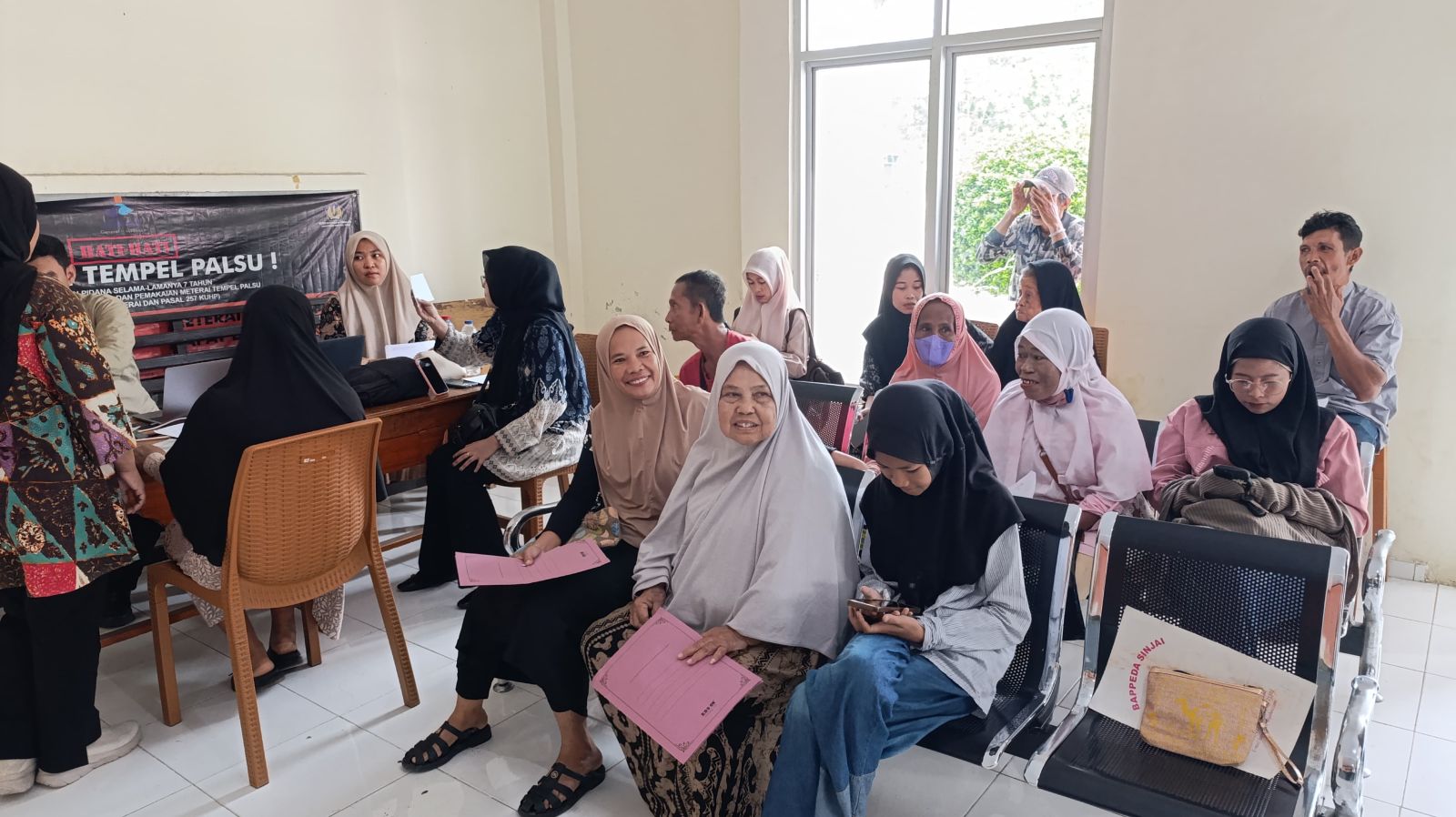 Sinergi Pemkab Sinjai dan Kemensos Salurkan Bantuan Atensi bagi 71 Lansia dan Disabilitas