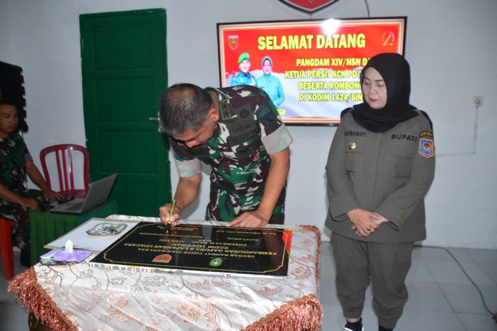 Pererat Kemanunggalan TNI-Rakyat, Pangdam XIV Hasanuddin dan Bupati Sinjai Resmikan Gapura Makodim 1424