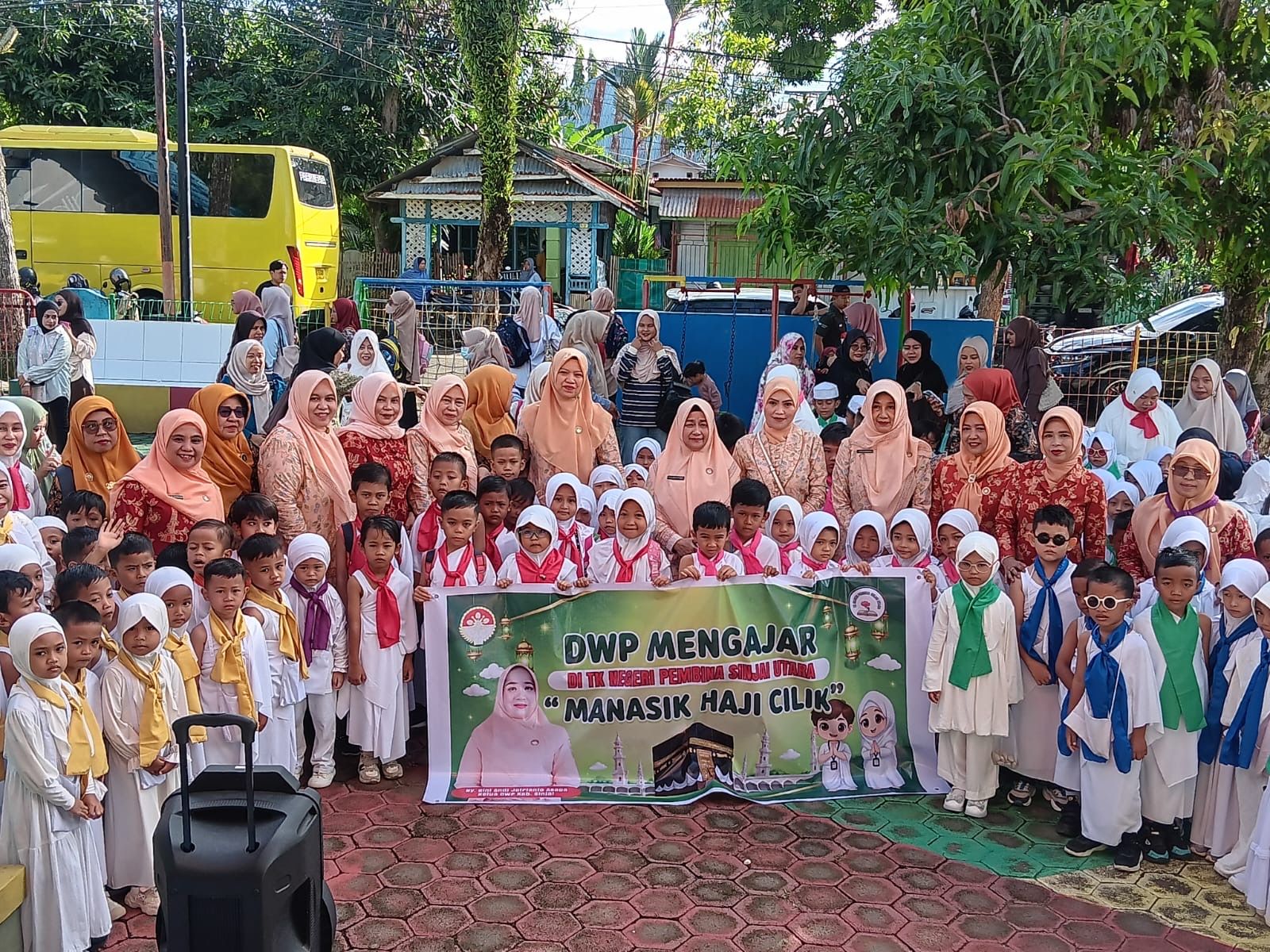 Kenalkan Ibadah Haji Sejak Kecil, TK Negeri Pembina Sinjai Utara Bersama DWP Gelar Manasik Haji