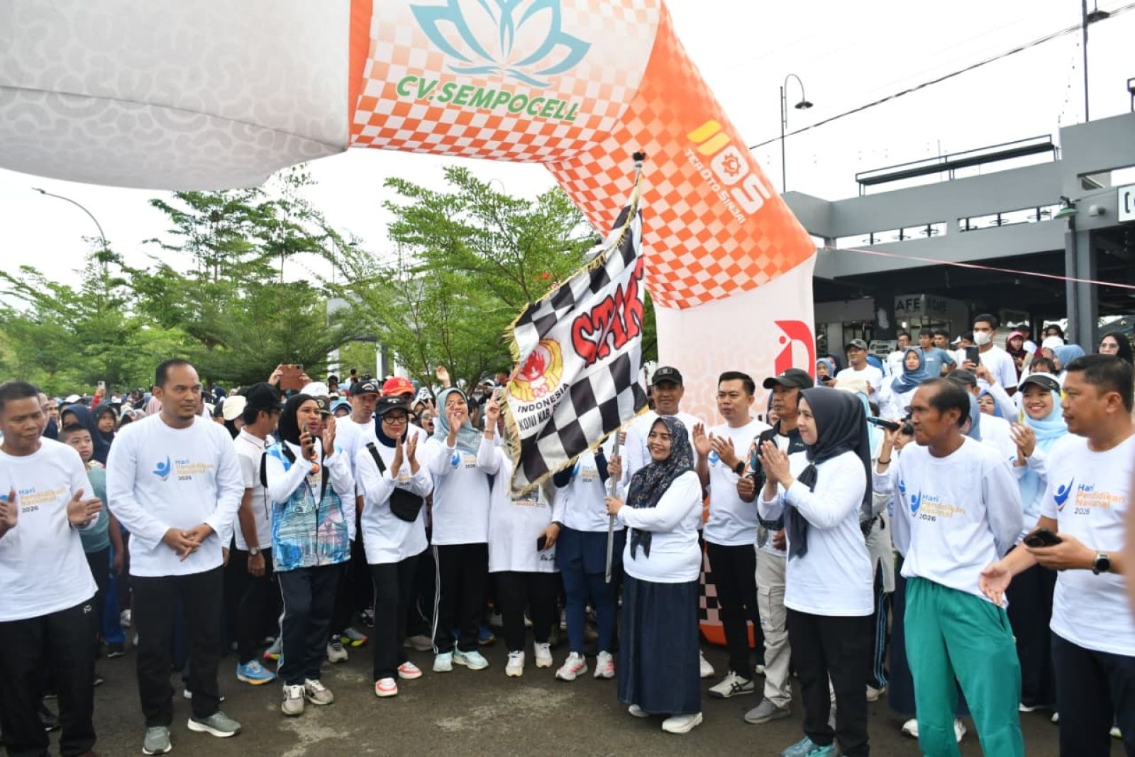 Bupati Sinjai Lepas Ribuan Peserta Jalan Sehat Hardiknas 2026