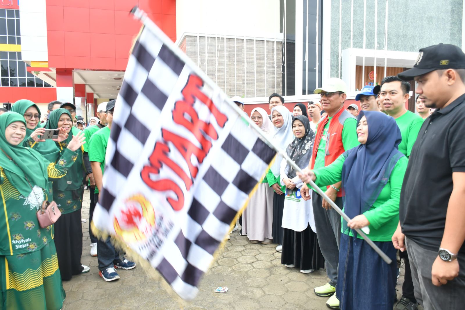 Bupati Ratnawati Lepas Peserta Jalan Sehat, Meriahkan Milad ke-6 UMSi