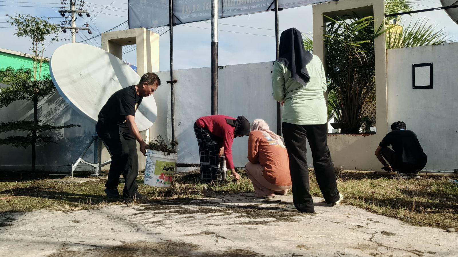 Dukung Program Nasional, Diskominfo Sinjai Gelar Gerakan Indonesia ASRI di Lingkungan Kantor