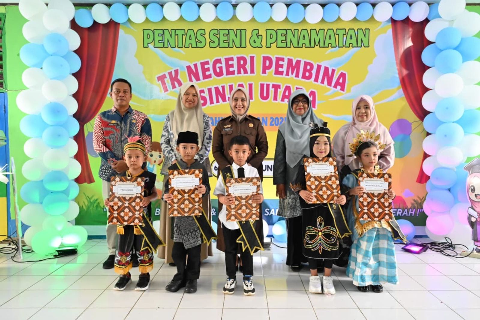 Rozalina Andi Mahyanto Hadiri Penamatan 77 Siswa TK Negeri Pembina Sinjai Utara