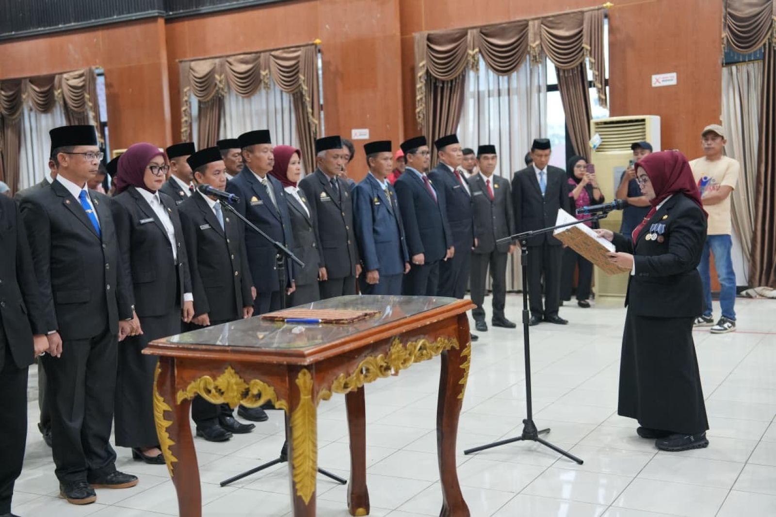 Bupati Ratnawati Lantik Pejabat Pimpinan Tinggi Pratama, Tekankan Inovasi dan Pelayanan Publik