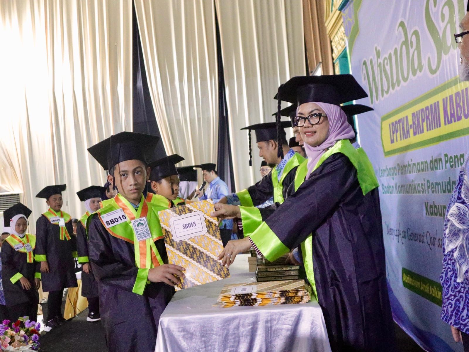 Wakili Bupati, Asisten I Setdakab Sinjai Hadiri Wisuda 358 Santri BKPRMI Sinjai