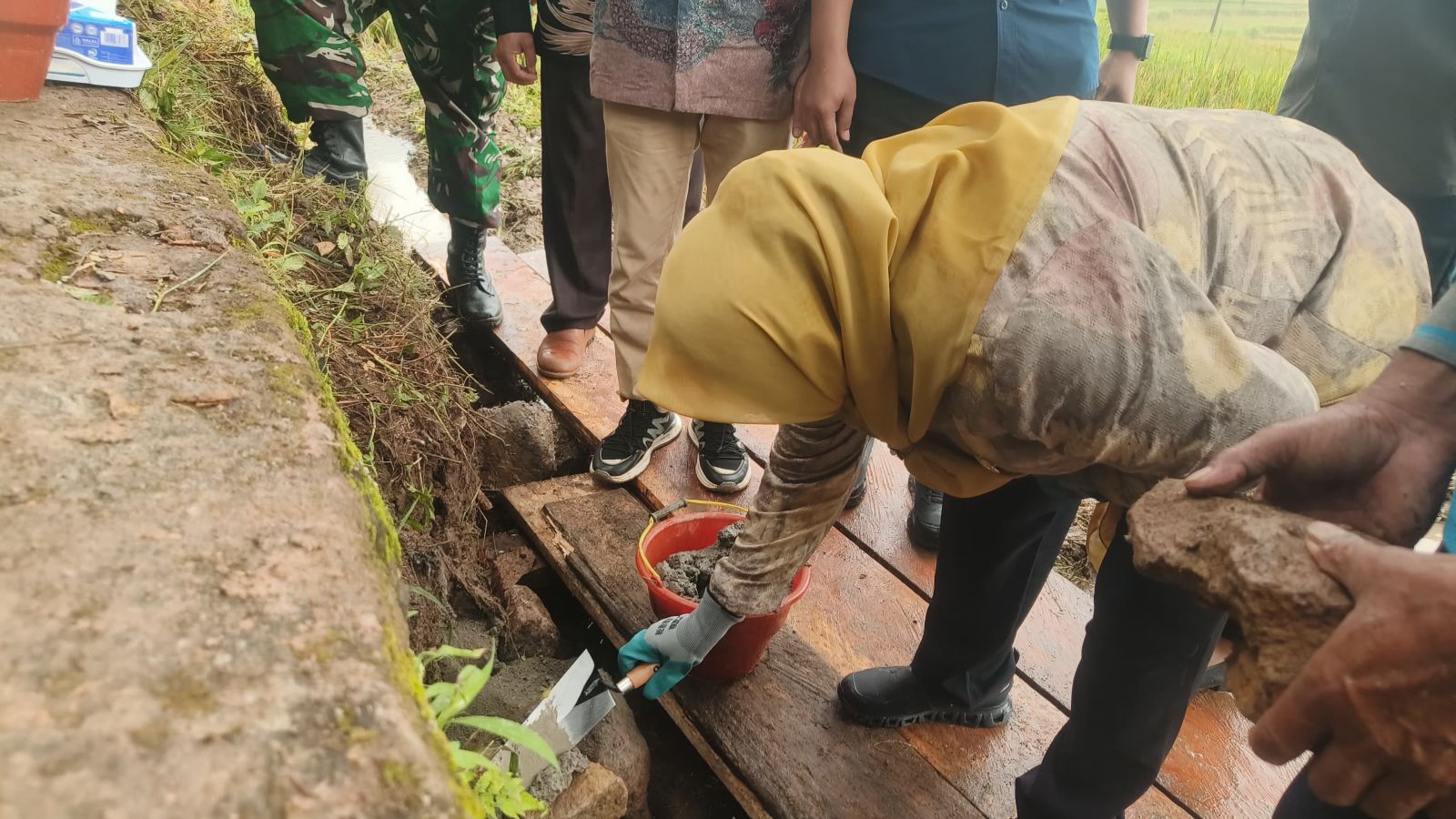 Bupati Ratnawati Letakkan Batu Pertama Rehabilitasi Irigasi Kelompok Tani Bondu di Desa Arabika