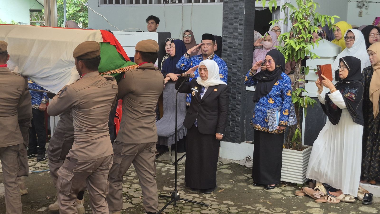 Bupati Ratnawati Pimpin Upacara Persemayaman Mantan Kadis PUPR Sinjai Ir. Tjetjep Maman