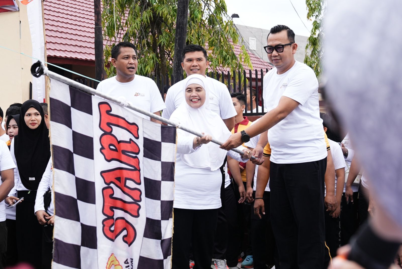 Bupati Ratnawati Lepas Ratusan Peserta Jalan Santai, Peringatan Hari Bhayangkara ke-80