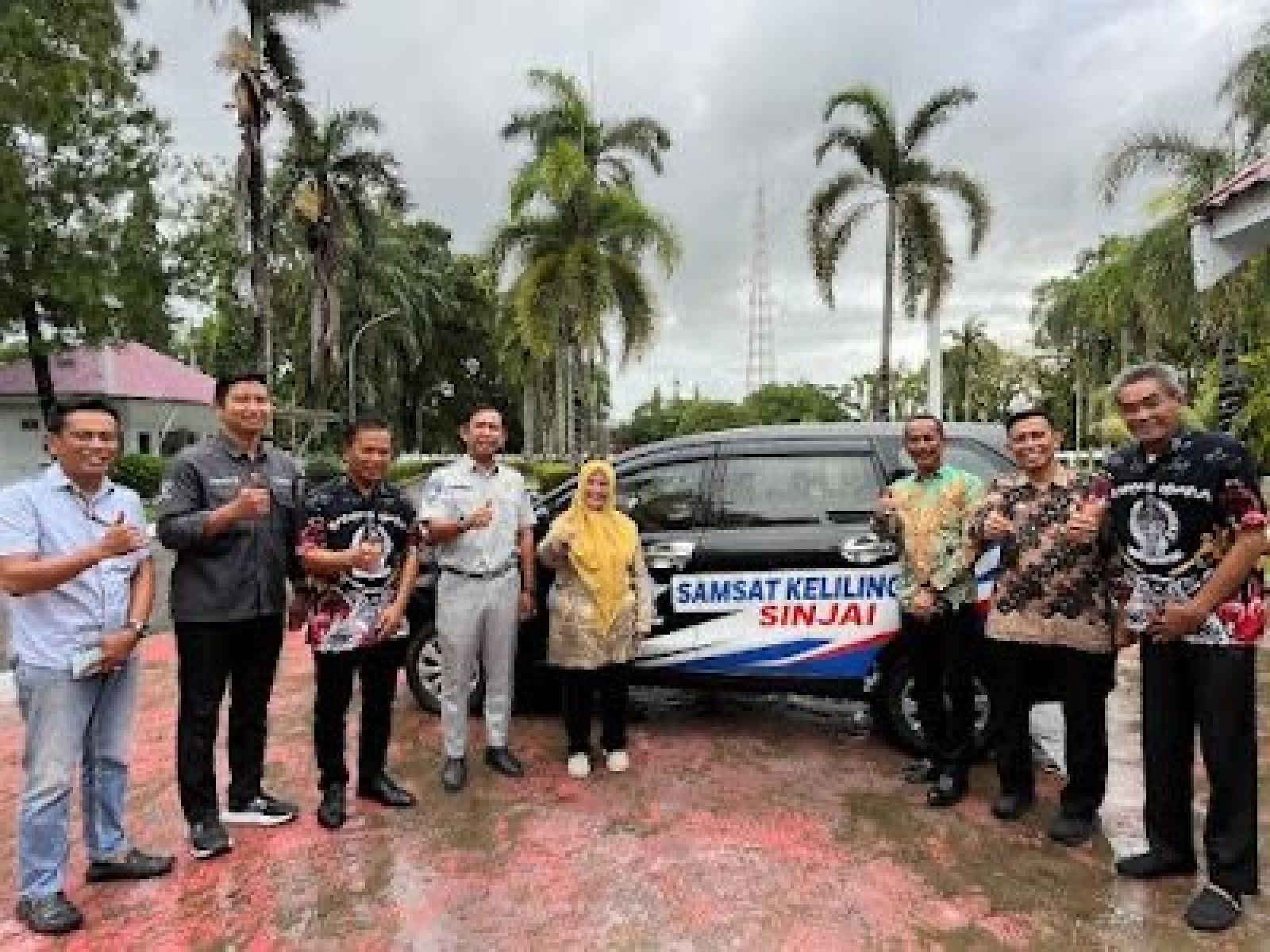 Bupati Sinjai Serahkan Mobil Samsat Keliling Demi Genjot Opsen PKB