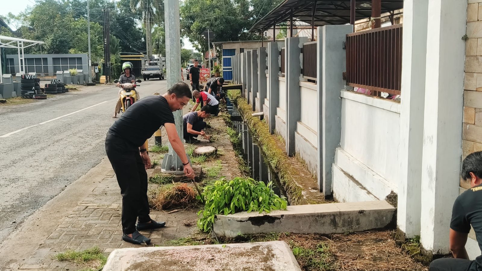 Dinas Kominfo Sinjai Gelar Kerja Bakti Rutin, Wujudkan Lingkungan Kerja Bersih dan Sehat