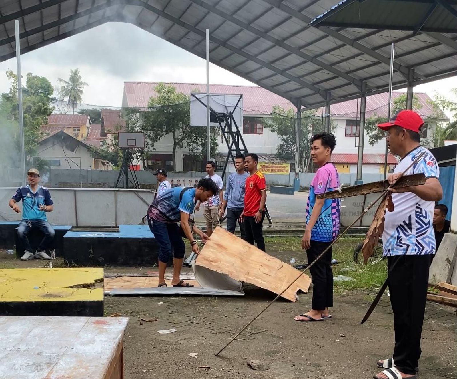 Dispora Sinjai Bersihkan dan Rawat Fasilitas Olahraga Demi Kenyamanan Masyarakat