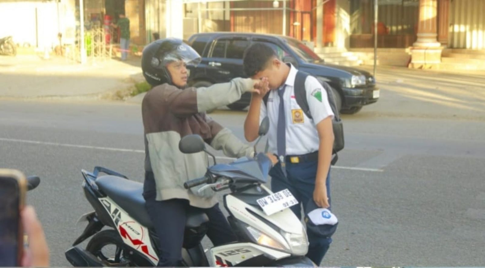 Kehadiran Ayah Warnai Hari Pertama Masuk Sekolah di SMP Negeri 1 Sinjai