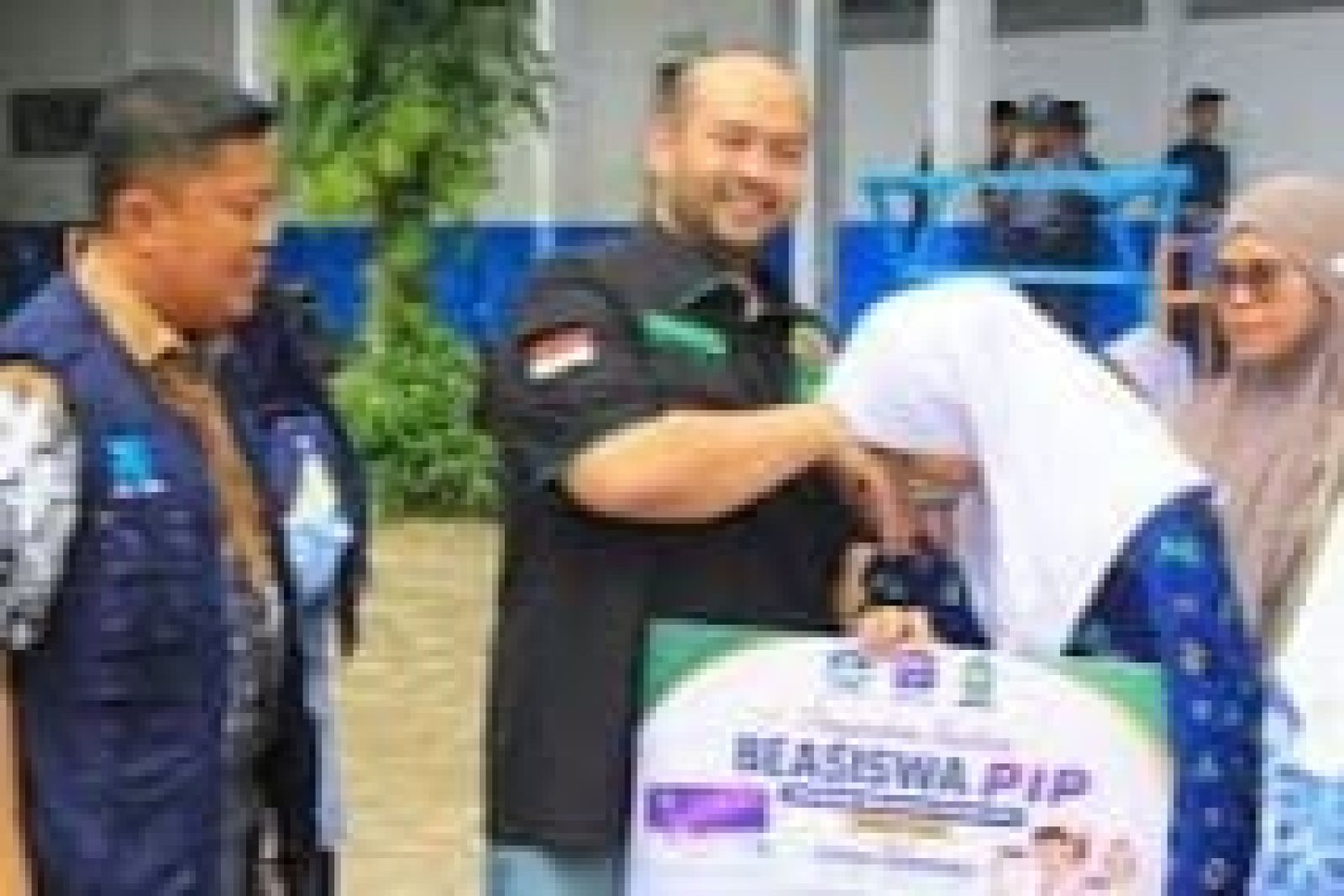 Kadisdik Sinjai Dampingi Achmad Fauzan Guntur Salurkan Bantuan PIP Kepada 135 Siswa