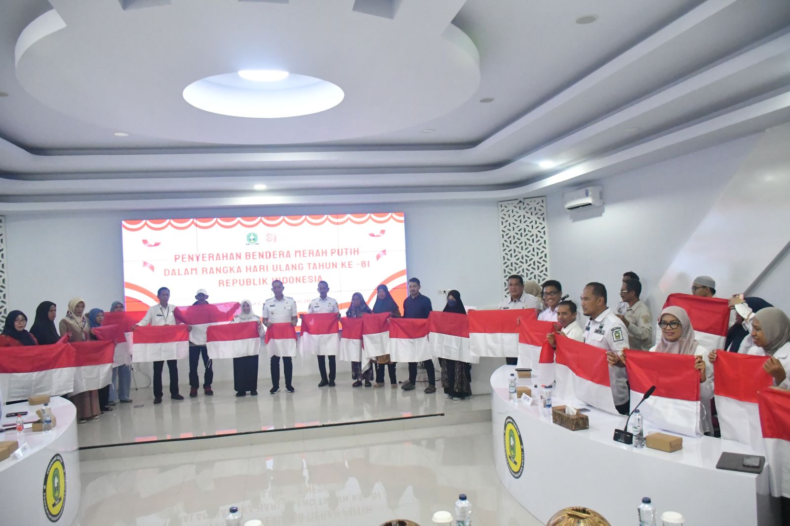 Pemkab Sinjai Mulai Gerakan Pembagian Bendera Merah Putih Sambut HUT ke-81 RI