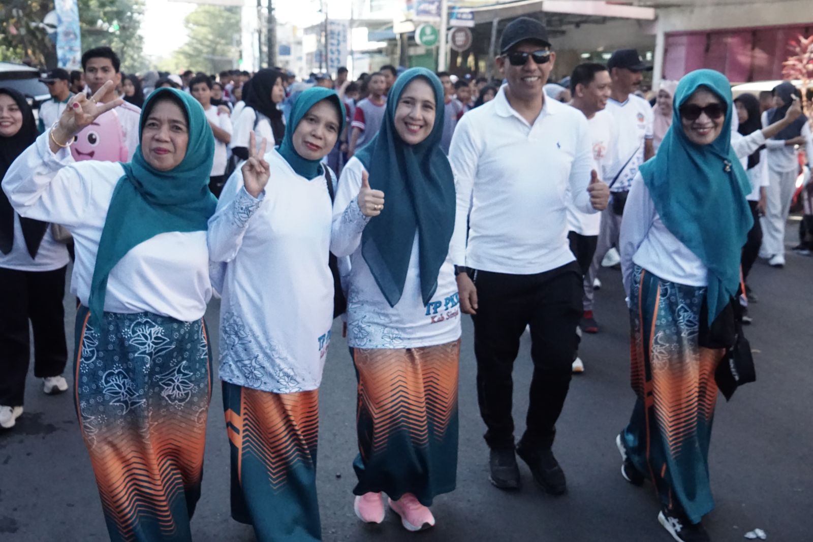 Ketua TP PKK dan Wakil Bupati Sinjai Semarakkan Jalan Sehat Anti Mager Rangkaian HUT Dekranas ke-46 dan HKG PKK ke-54