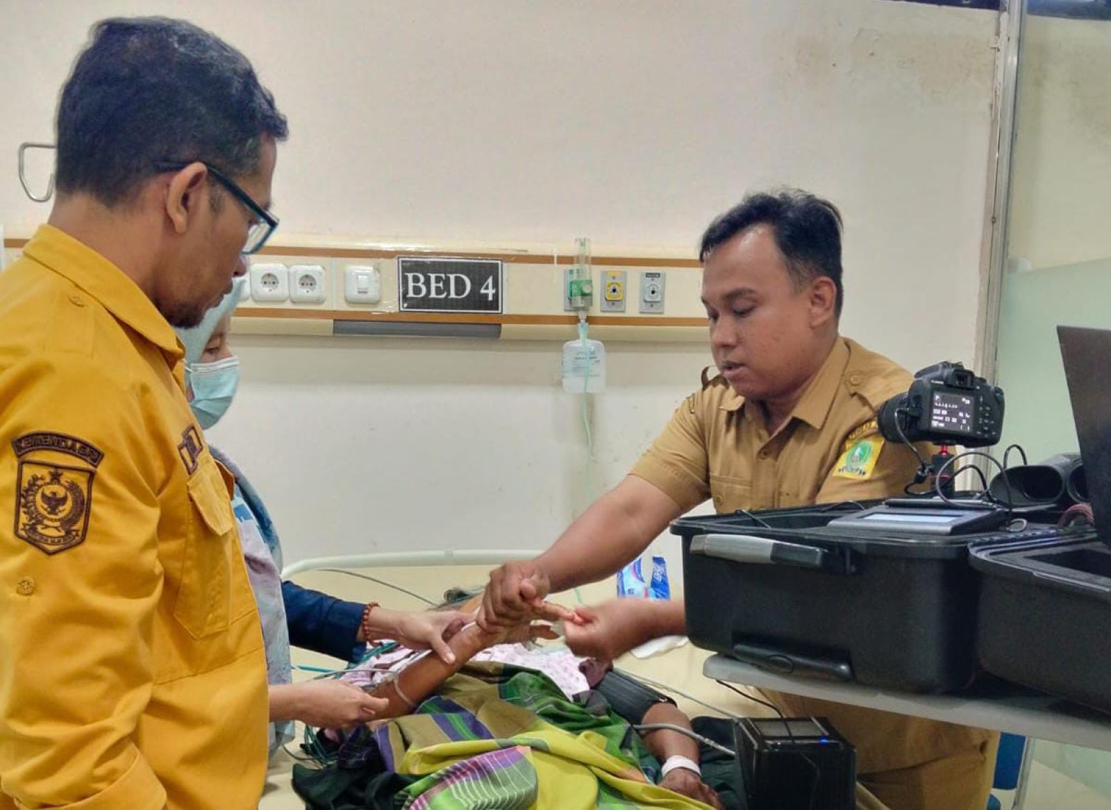 Disdukcapil Sinjai Jemput Bola Rekam KTP-el Pasien Kritis di Ruang ICU