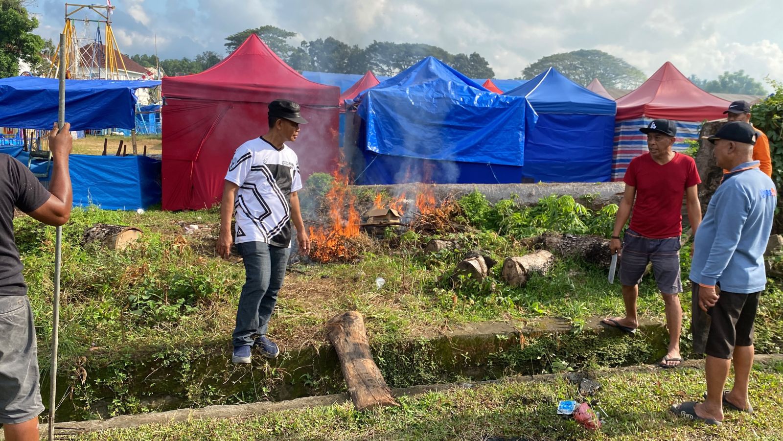 Dispora Sinjai Bersama Warga Balangnipa Bersihkan Lapangan Gelora Massa Jelang HUT RI