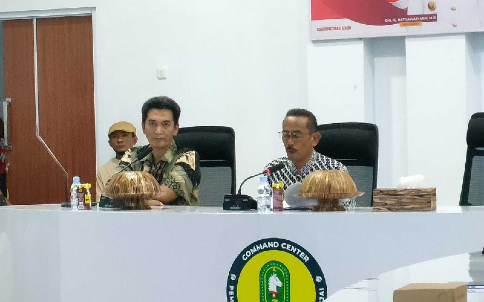 Bupati Ratnawati Serahkan Alsintan, Benih Padi dan Bibit Durian bagi Kelompok Tani Sinjai