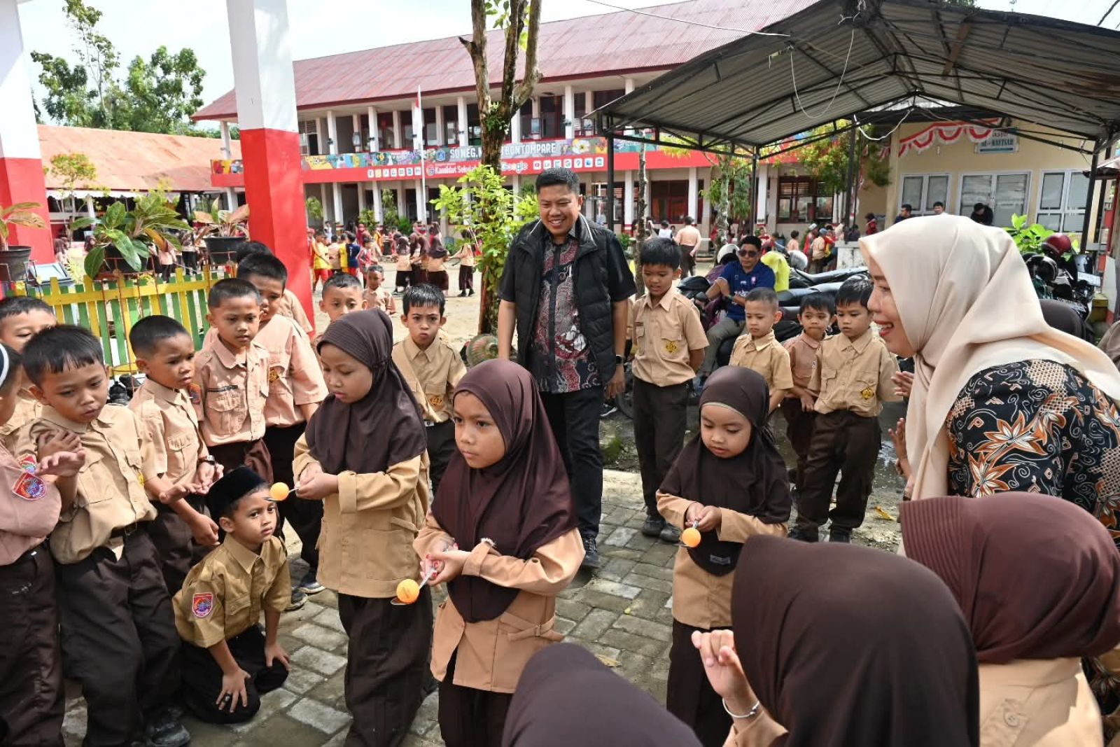 Kadisdik Sinjai Saksikan Beragam Kegiatan Hari Anak Nasional di Dua Sekolah