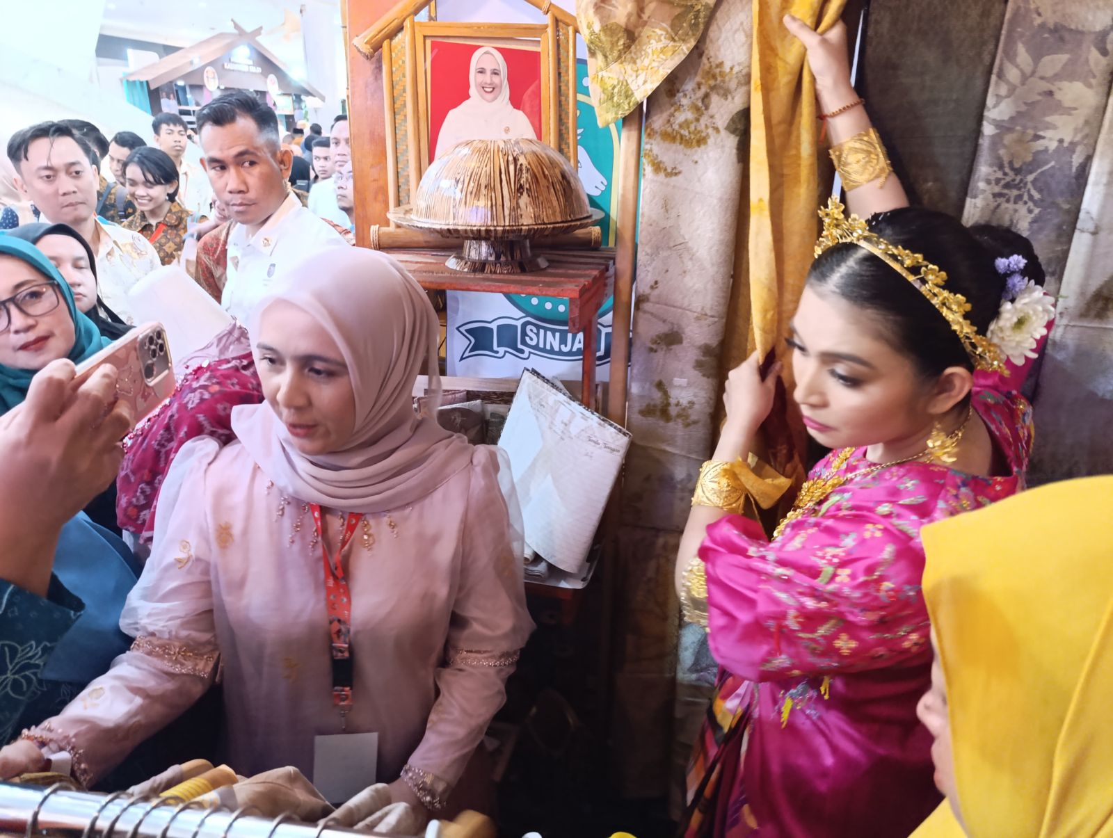 Selvi Gibran Terpikat Produk Ecoprint Dekranasda Sinjai di Pameran HUT ke-46 Dekranas